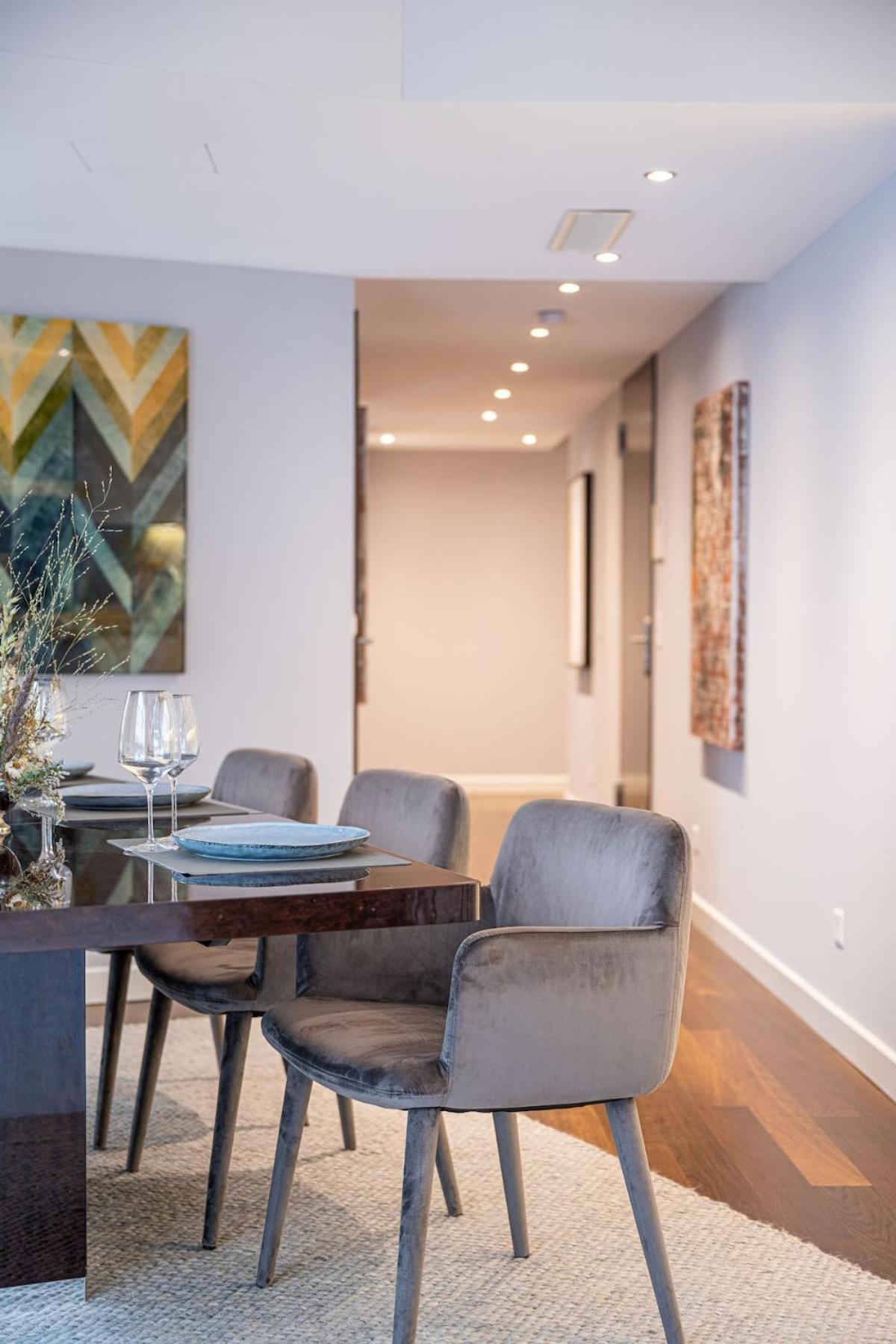 250sqm High End With Ac & Parking *